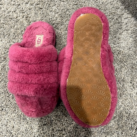 Very cute and comfy ugg slippers - Picture 4 of 4
